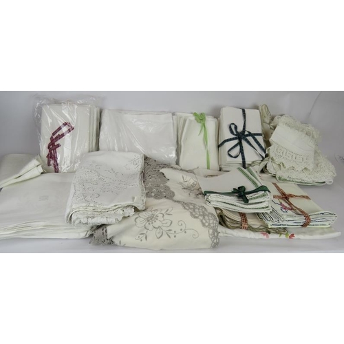 147 - A quantity of good quality table linen including monogrammed napkins and embroidered napkins and tab... 