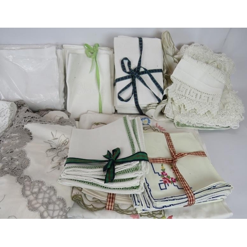 147 - A quantity of good quality table linen including monogrammed napkins and embroidered napkins and tab... 