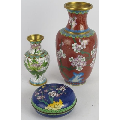 184 - Five pieces of Chinese cloisonné including four vases and a covered box. Tallest 21cm. (5).
Conditio... 