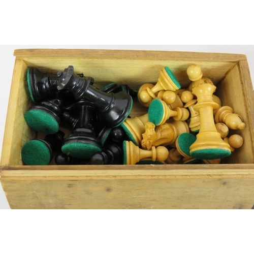 264 - Two vintage tuned wood complete chess sets in wooden boxes, one with felt bases. King height 7cm.
Co... 