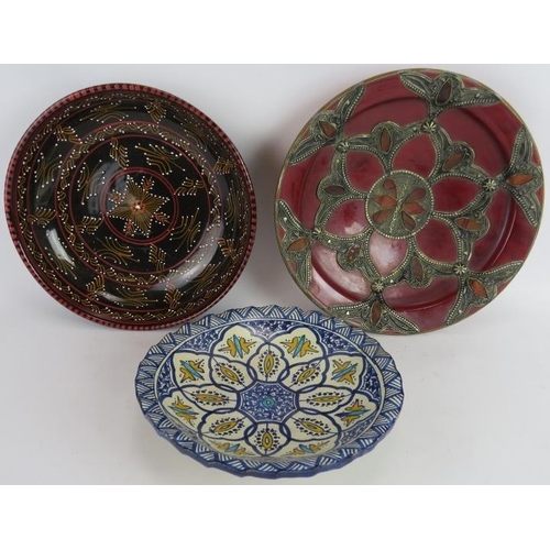 274 - An Italian Majolica platter, A large Cantagalli style charger and three Eastern dishes. Largest: 44c... 