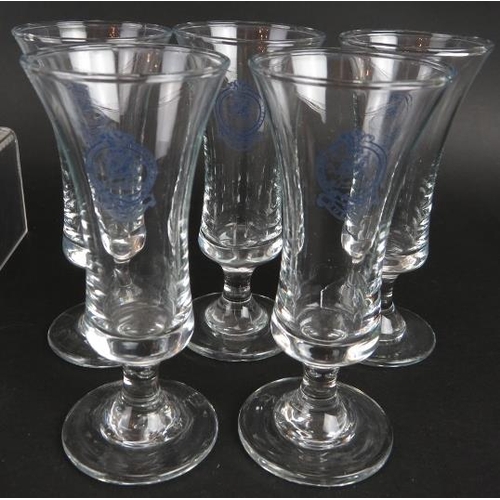 286 - A Queen's Regiment decanter with 6 port glasses and five sherry glasses all bearing the Regimental c... 