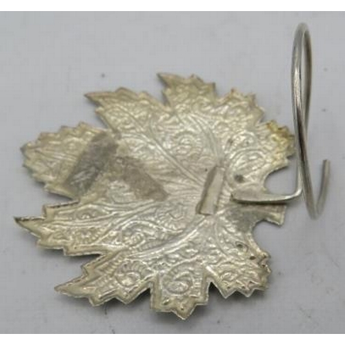 308 - Two types of white metal leaf design menu holders. 7 in total. 53 grams.
Condition report: One back ... 