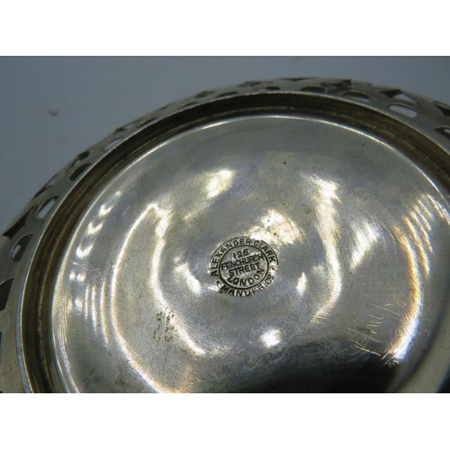 329 - A silver circular bon bon dish with pierced decoration. Approx: 6