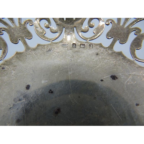 343 - A Silver pedestal bon bon dish with swing handle and pierced decoration. Birmingham 1933. 9.4 troy o... 