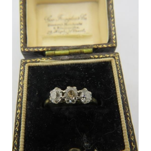 366 - An antique 18ct yellow gold 3 stone diamond ring. Centre diamond. Approx: 0.25 ct and the 2 diamonds... 