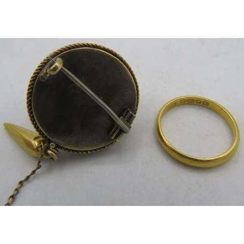 368 - A 22ct yellow gold wedding ring and a 19th century mourning brooch with safety chain, set with centr... 