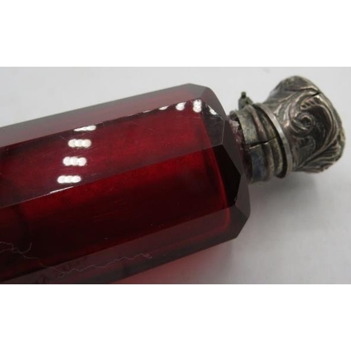 393 - A red glass double ended Scent bottle with inner stopper.
Condition report: One top slightly dented ... 