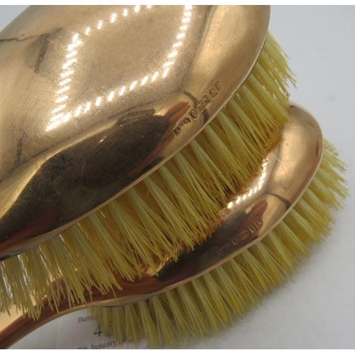 478 - A pair of 9ct yellow gold backed hairbrushes, engraved 'Jane'.
Good condition: Surface scratching.