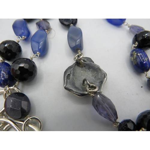 482 - A blue sandstone & chalcedony necklace with four white metal links to the side and a 925 stamped ros... 