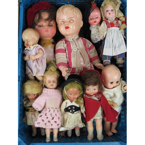 66 - 15 various vintage dolls c1950's mostly clothed. Tallest 36cm (15).
Condition report: Condition as s... 