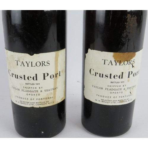 92 - Two bottles of Taylor's crusted port, bottled 1971. (2).
Condition report: Both levels top of should... 