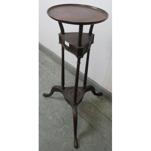 737 - An Edwardian mahogany Georgian Revival wig stand, with dished top and reeded decoration, on three ta... 