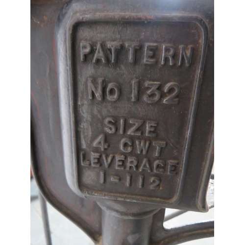 825 - A set of Victorian cast iron sack scales by W & T Avery. 
Condition report: Missing weight hanging p... 