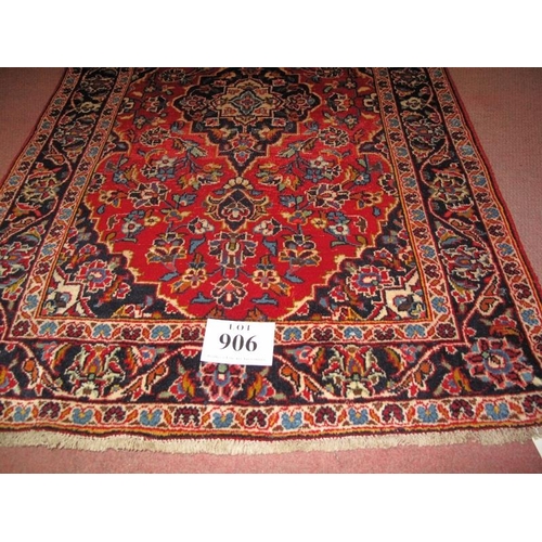 906 - Central Persian Kashan rug. (Complements previous lot). In very good condition. 140cm x 97cm.