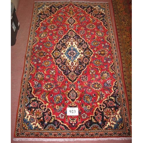 923 - A good Persian Kashan rug, in very good condition. 164cm x 140cm.