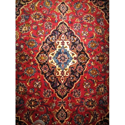 923 - A good Persian Kashan rug, in very good condition. 164cm x 140cm.