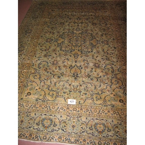 927 - A fine Persian Kashan carpet central pattern and wide border. In very good condition. Great size. 36... 