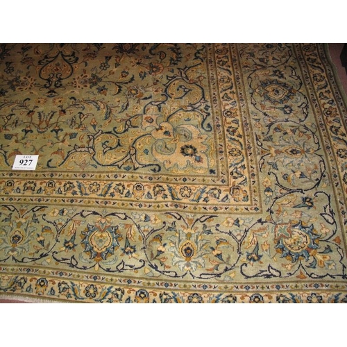 927 - A fine Persian Kashan carpet central pattern and wide border. In very good condition. Great size. 36... 