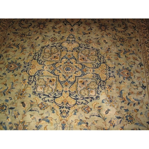 927 - A fine Persian Kashan carpet central pattern and wide border. In very good condition. Great size. 36... 