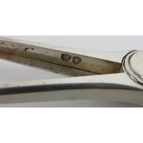 389 - A pair of plain Georgian silver grape scissors. London 1819. William Eley and William Fearn. 2.3 tro... 