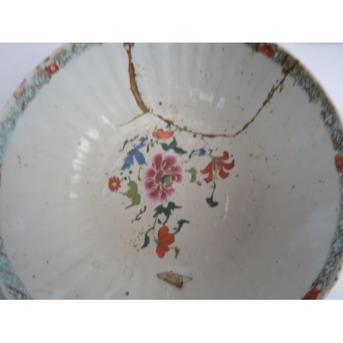 146 - 11 18th century Chinese bowls, plates and vases.

Condition report: All broken, some staple repairs,... 