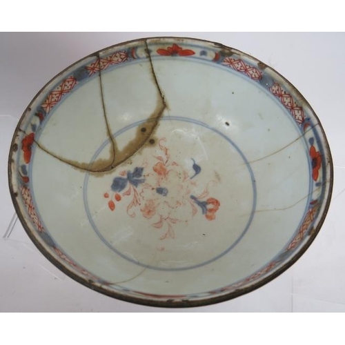 146 - 11 18th century Chinese bowls, plates and vases.

Condition report: All broken, some staple repairs,... 