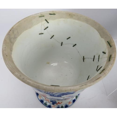 146 - 11 18th century Chinese bowls, plates and vases.

Condition report: All broken, some staple repairs,... 