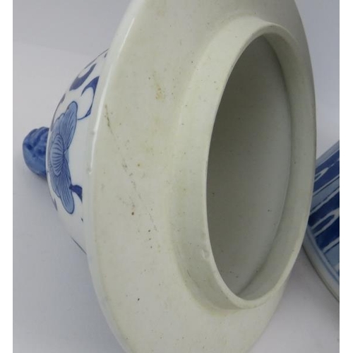 91 - A modern Chinese porcelain vase.
Condition report: As seen.