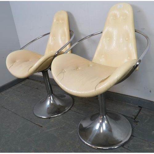 721 - A pair of vintage mid-century swivel back stools, upholstered in buttoned cream leatherette, on chro... 