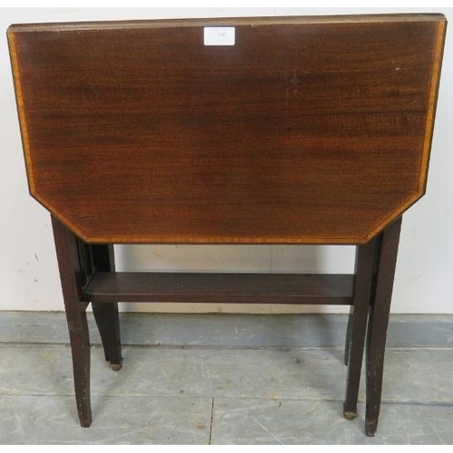 790 - An Edwardian mahogany Sutherland table, with walnut crossbanding and strung with ebony, on tapering ... 