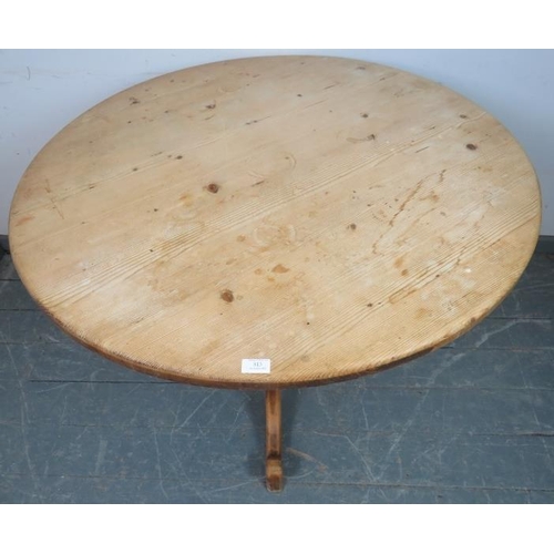 813 - A vintage stripped pine circular kitchen table, on a baluster column with tripod supports. 
H73cm Di... 