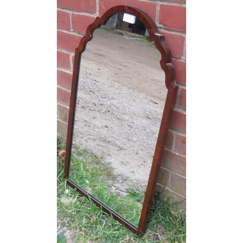 838 - An Edwardian wall mirror in a shaped mahogany surround.
H71cm W41cm (approx).
Condition report: No i... 