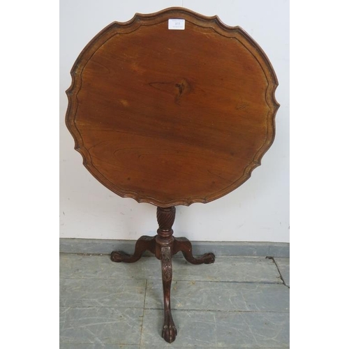 855 - An antique mahogany Georgian Revival tilt-top wine table with pie crust edge, on a tapering and spir... 