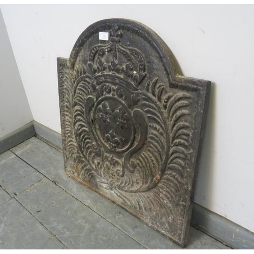 888 - An antique cast iron fireback with relief moulding depicting fleur de lis in a repeating border. 
H6... 