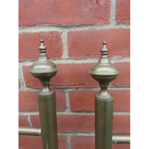 890 - A pair of Edwardian brass single beds, the headboards with brass ‘onion’ finials. 
H133cm W95cm D200... 