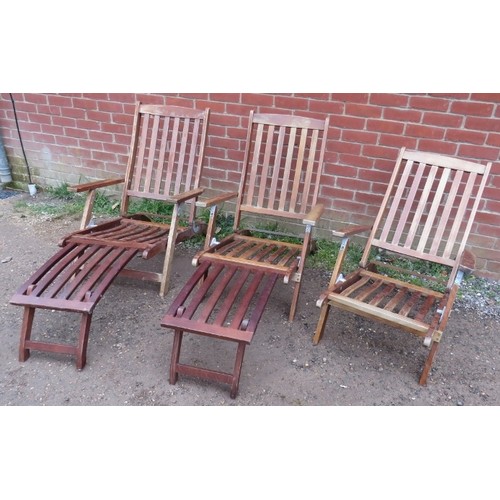 895 - Three 20th century teak folding steamer chairs, two with associated footrests.
Condition report: Wea... 