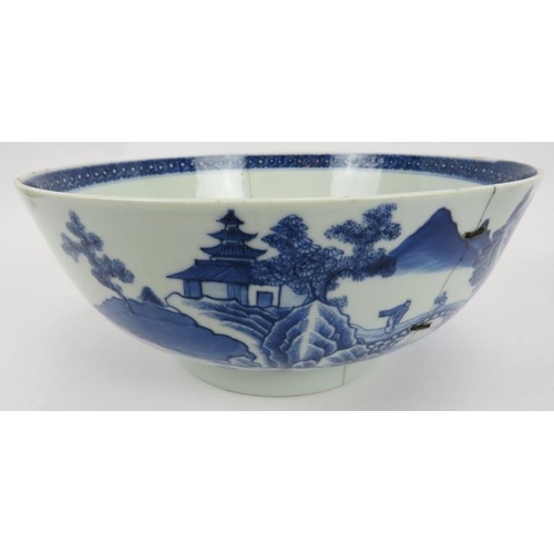 15 - Two Chinese blue and white porcelain bowls, 19th century. Both of circular form. (2 items) 11.4 in (... 