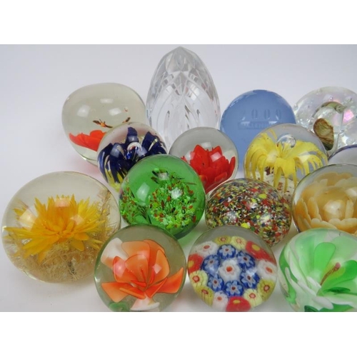 4 - A collection of twenty six glass paperweights, 20th century. (26 items)
Condition report: Minor wear... 