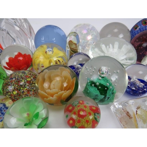 4 - A collection of twenty six glass paperweights, 20th century. (26 items)
Condition report: Minor wear... 