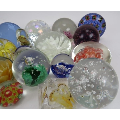 4 - A collection of twenty six glass paperweights, 20th century. (26 items)
Condition report: Minor wear... 