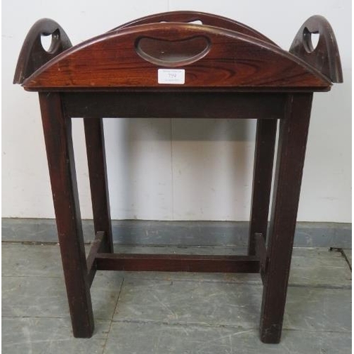 759 - A vintage Georgian style mahogany butler’s tray on stand.
H61cm W54cm D36cm (approx).
Condition repo... 