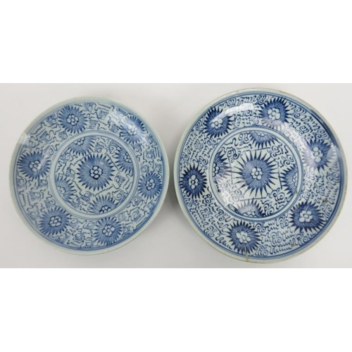 256 - Two Chinese provincial blue and white porcelain dishes, 19th century. Both decorated in the same pat... 