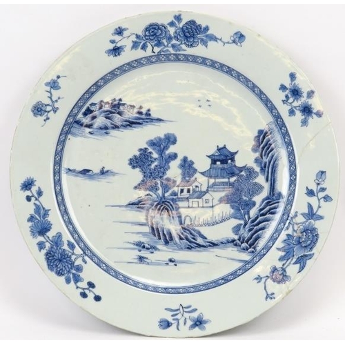 106 - A Chinese Export blue and white porcelain charger, 18th century, Qianlong period. Decorated to the c... 