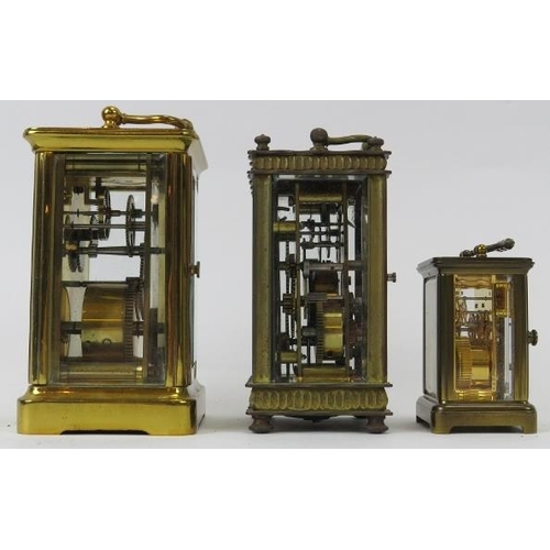 20 - Three brass carriage clocks. Keys included. (3 items) Largest clock: 4.6 in (11.6 cm) height. 
Condi... 