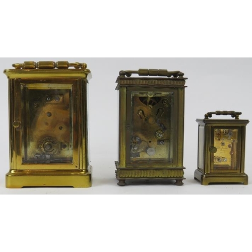 20 - Three brass carriage clocks. Keys included. (3 items) Largest clock: 4.6 in (11.6 cm) height. 
Condi... 