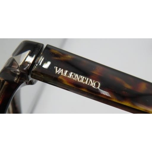 305 - A pair of Valentino brown tortoiseshell effect sunglasses, marked Valentino V724S 215 57, cased.
Con... 