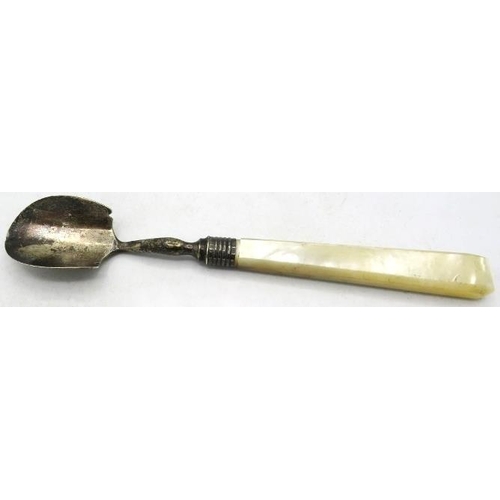 356 - A Georgian stilton scoop with mother of pearl handle, Birmingham 1808.
Condition report: Small crack... 