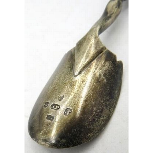 356 - A Georgian stilton scoop with mother of pearl handle, Birmingham 1808.
Condition report: Small crack... 