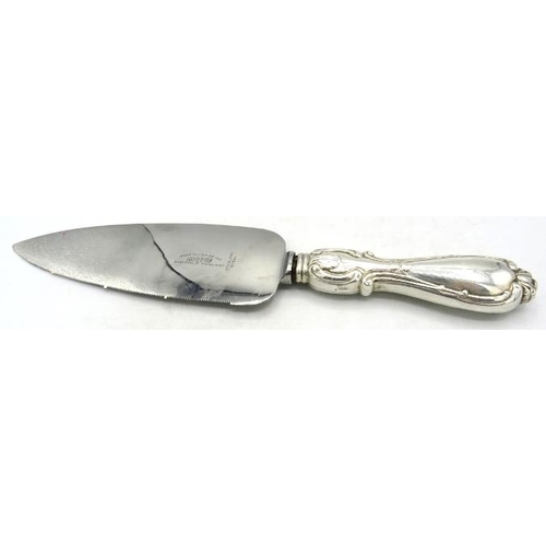 361 - A stainless steel cake/pie slice with sterling silver marked handle.
Condition report: Surface scrat... 